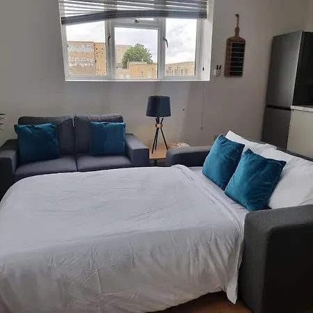 2 Bedroom Central Apartment Near Station